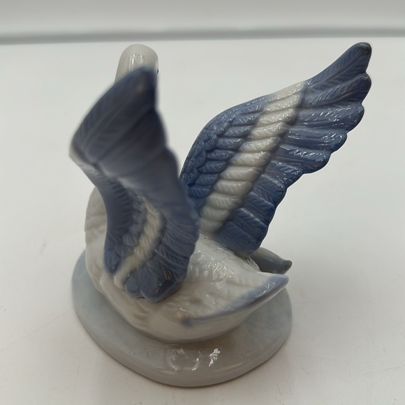 Blue & White Porcelain Swan with Cygnets - Picture 12 of 16